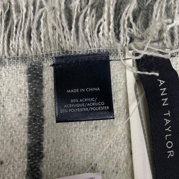 NWT Ann Taylor Gray and White Double Sided, Reversible Pattern Wrap/Scarf - Picture 9 of 9